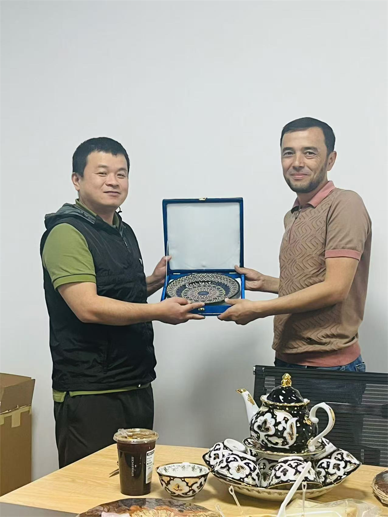 Xarici tacirlər, avtomobil ixracatının yeni bir səyahətinə başlamaq üçün şirkətimizi ziyarət etdi